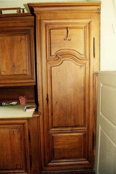 Porte d'une armoire latérale.