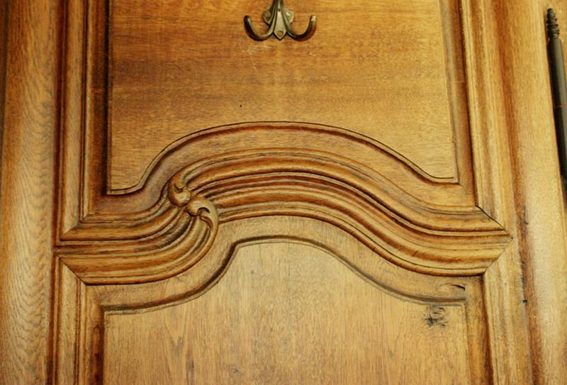 Détail de la moulure d'une armoire.