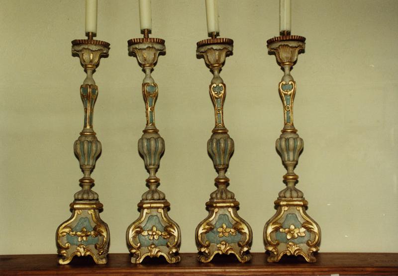 Ensemble de quatre chandeliers d'autel