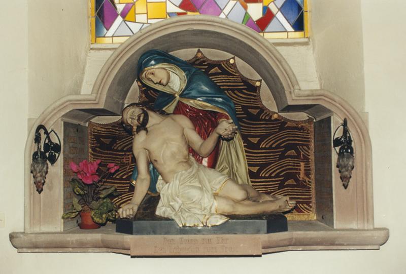 Monument aux morts et groupe sculpté de la Vierge de Pitié, 1er quart du 20e siècle.