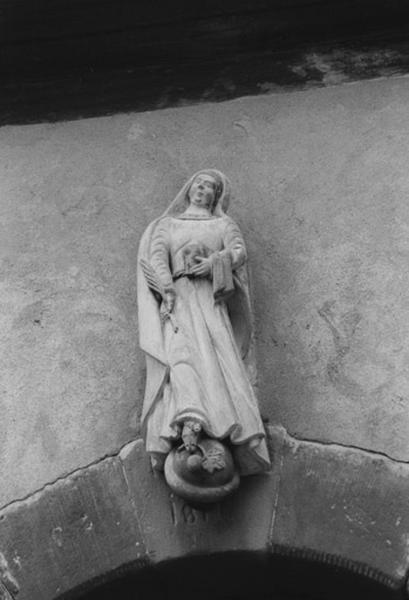 Corps de passage : statue de l'Immaculée Conception au-dessus de la porte piétonne.