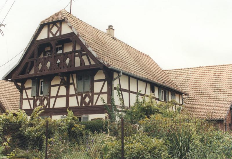 Logis vu de trois-quarts.