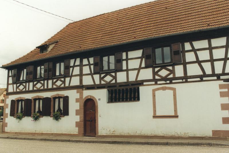 Logis et corps de passage sur la rue.