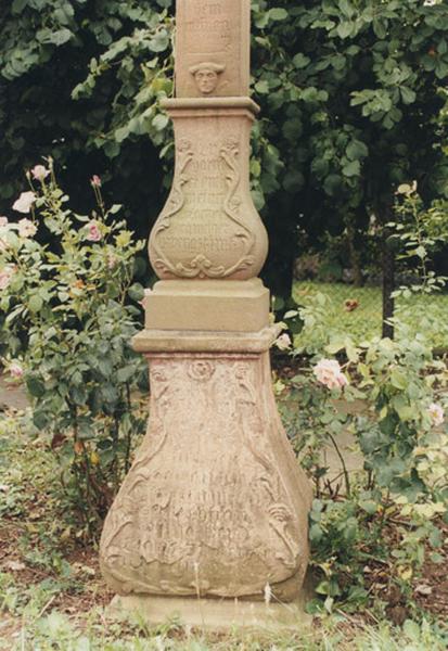 Détail du piédestal.