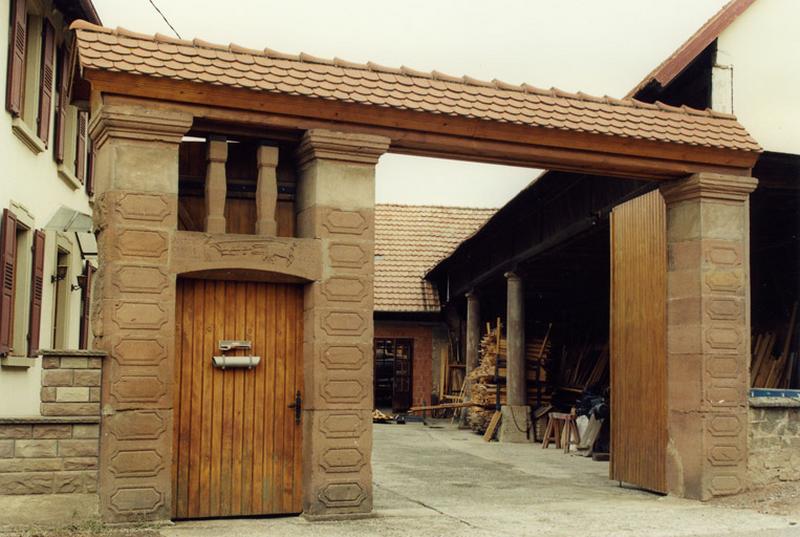 Ferme, 208 rue Principale : portes charretière et piétonnes, datées 1822.