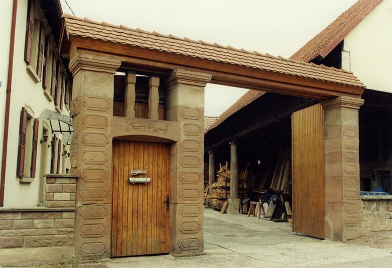 Ferme, 208 rue Principale : portes charretière et piétonne datées 1822.