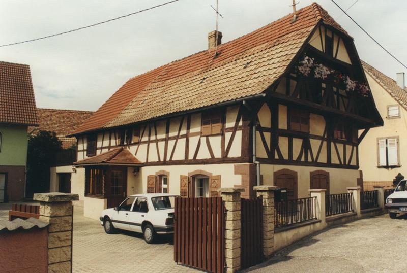 Vue d'ensemble du logis depuis la rue.