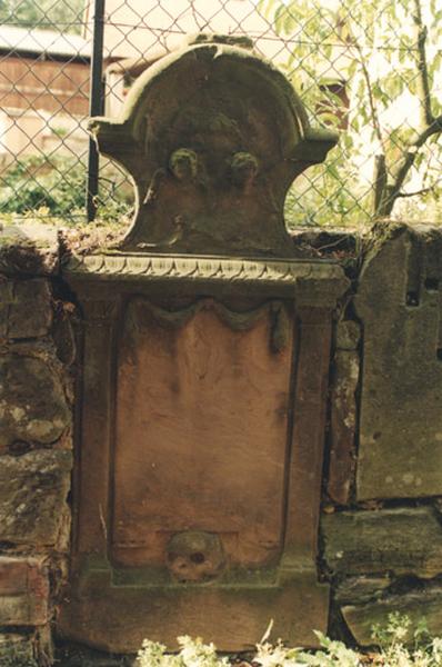 Tombeau à l'épitaphe effacée.