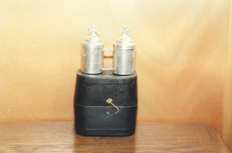 Ampoules aux saintes huiles 1, par Büchlé de Strasbourg, 2e moitié du 18e siècle.