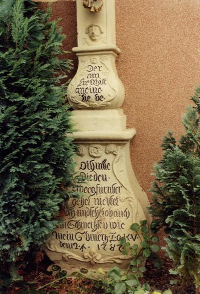 Croix de chemin G, détail du piédestal.