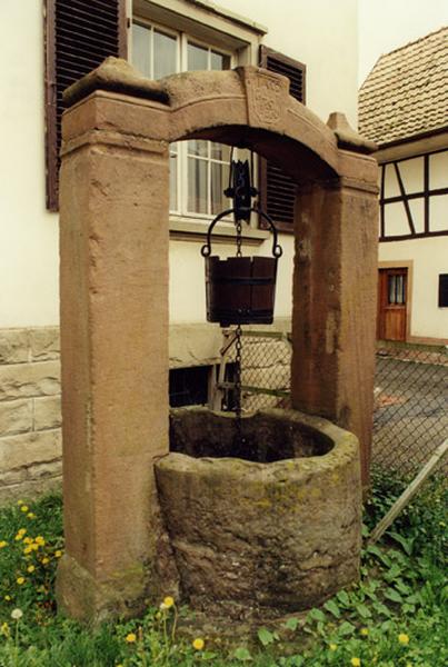 Ferme, 47 rue des Seigneurs : puits daté 1830.