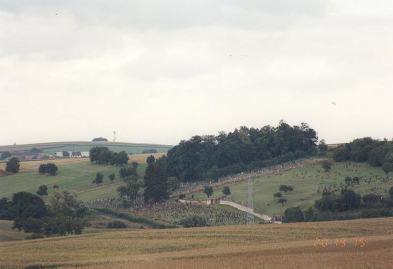 Vue d'ensemble de la colline où est situé le cimetière.