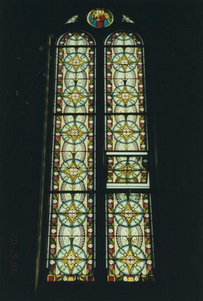 Verrière : ange portant un calice, par T. Bohl et Feurer, 1895.