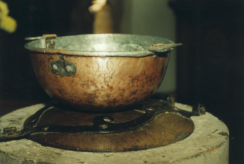 Détail du bassin des fonts baptismaux daté 1649.