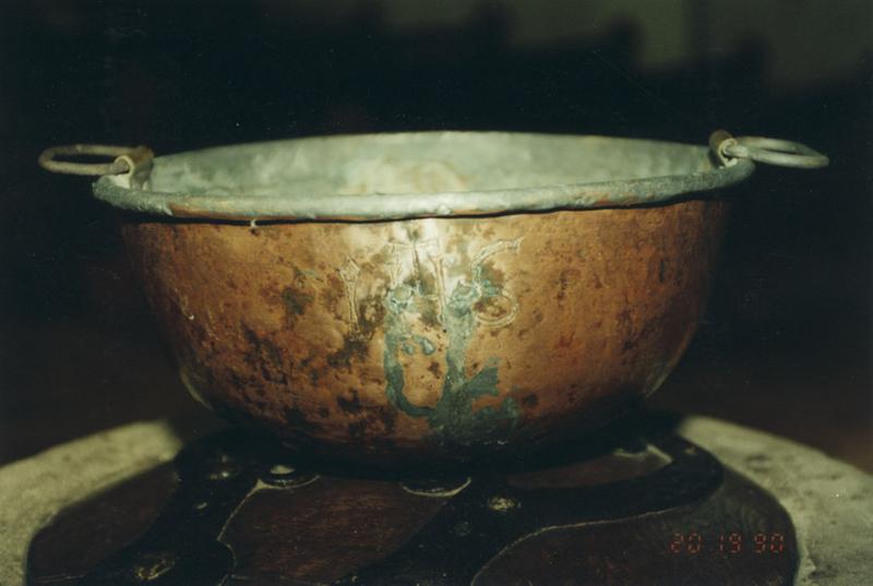 Détail du bassin des fonts baptismaux daté 1649.