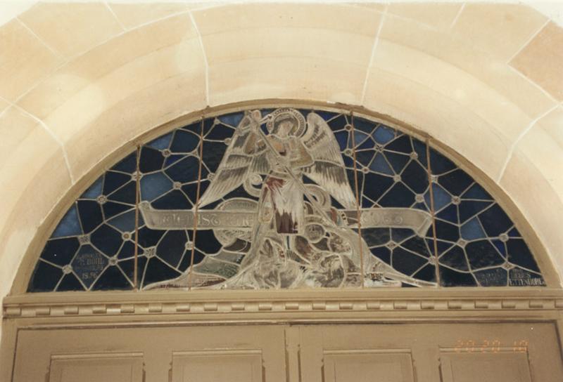 Verrière : saint Michel terrassant le dragon, par T. Bohl, 1896.