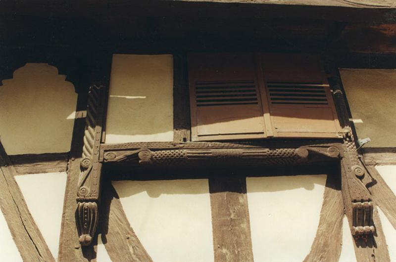 Mur-pignon : fenêtre à chambranle sculpté.