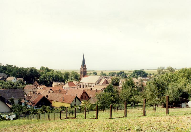 Vue du village depuis le Neuenberg, au nord.