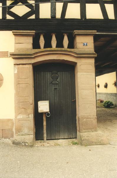 Porte piétonne dans le corps de passage, datée 1832.