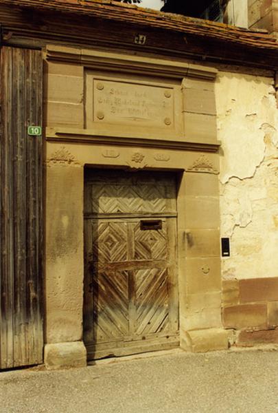 Porte piétonne datée 1866.