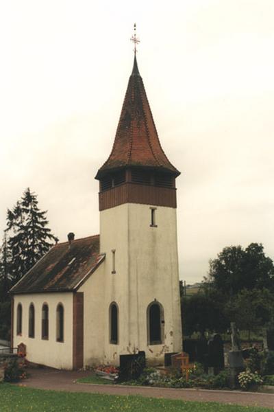 Le clocher et la nef vus depuis le cimetière.