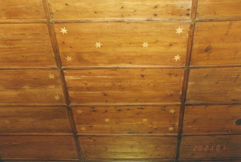 Plafond de la nef (étoiles en fausse dorure).