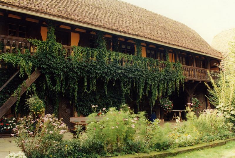 Bâtiment avec cellier et logement vu depuis la cour.