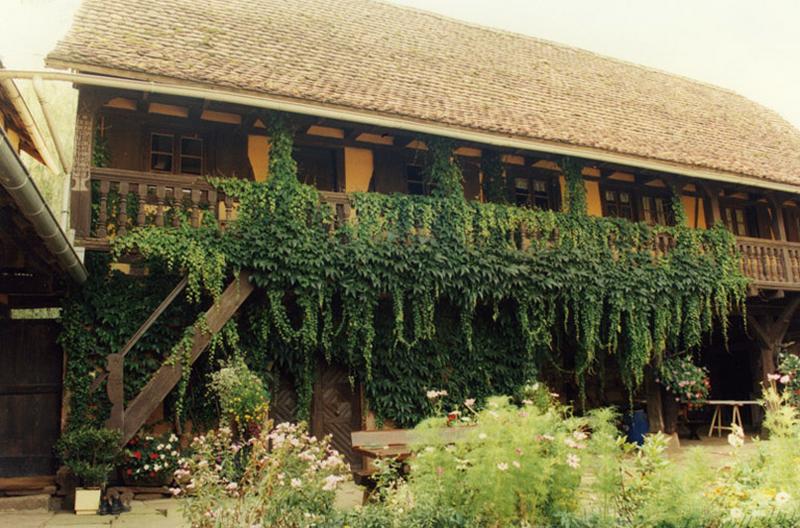 Bâtiment avec cellier et logement vu depuis la cour.