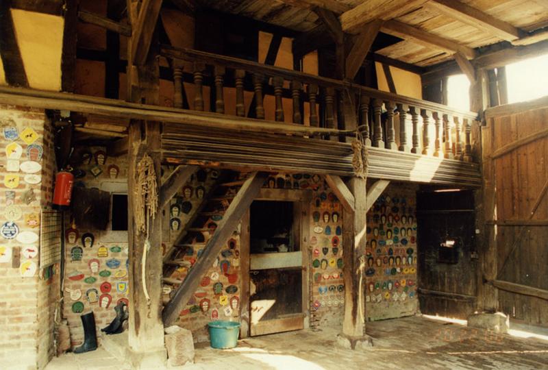 La coursière sous le passage d'entrée.