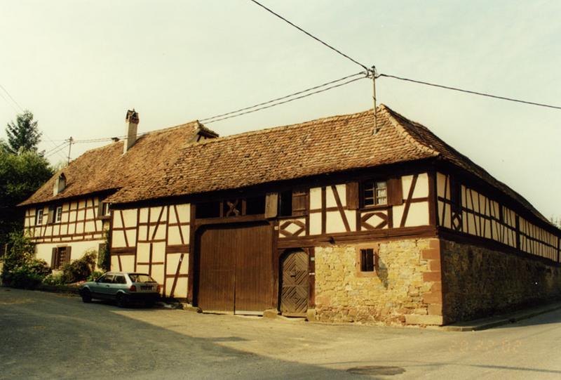 Vue du corps de passage et de l'étable-écurie sur la rue ; à gauche le logis.