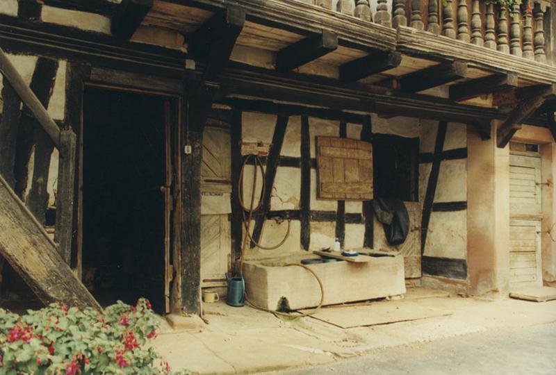 Etable, élévation sur cour, vue partielle du rez-de-chaussée.