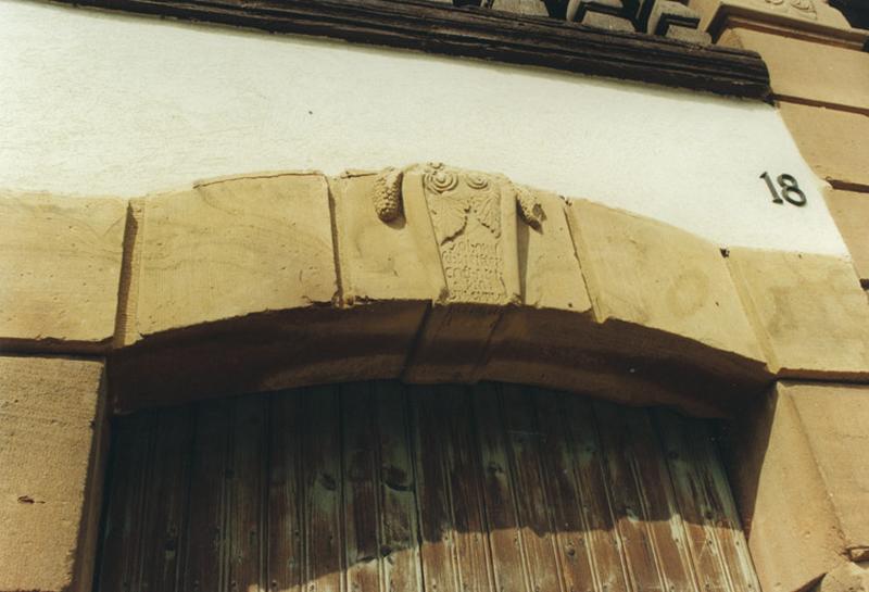 Porte piétonne, linteau sculpté, daté 1787.