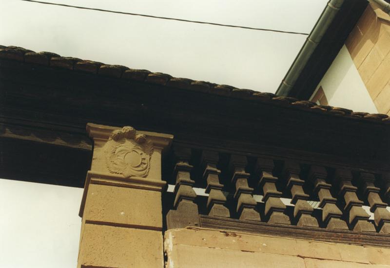 Porte charretière, chapiteau sculpté de fruits.
