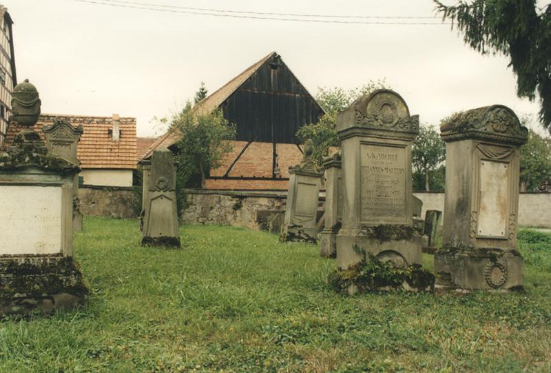 Vue de l'ancien cimetière, au nord de l'église : tombeaux de la 2e moitié du 19e siècle.