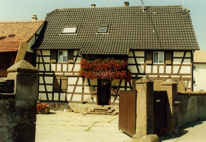 Le logis vu depuis la rue.