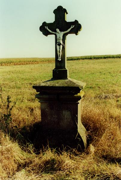 Croix de chemin (J), isolée, piédestal de 1787, croix du 20e siècle.