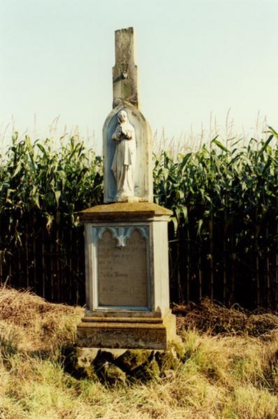 Croix de chemin (L), R. D. 669, par Thiébaut à Bouxwiller, 1921.