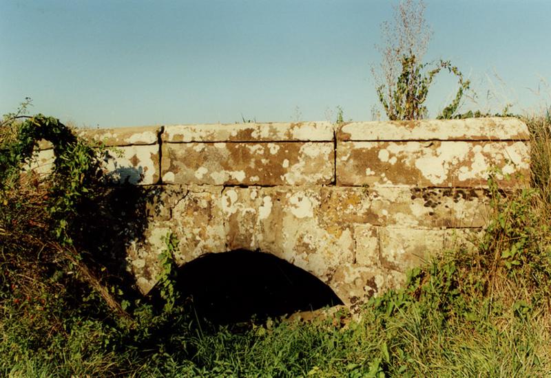 Pont (M), au croisement des R. D. 69 et 669. Limite du 18e et du 19e siècle (?).