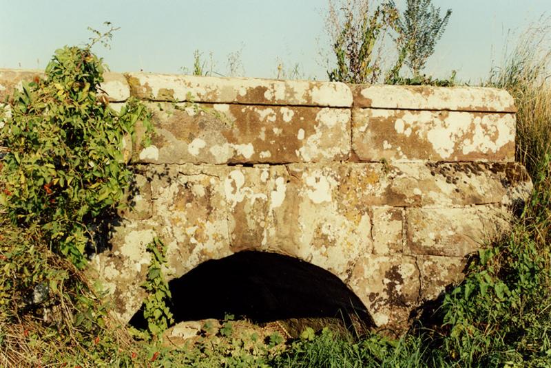 Pont (M), face ouest.