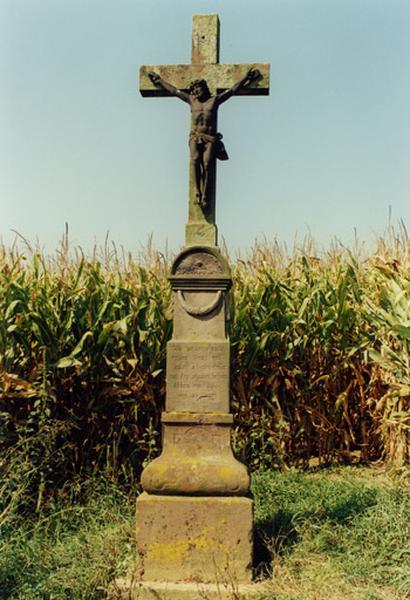 Croix de chemin (A), vue d'ensemble.