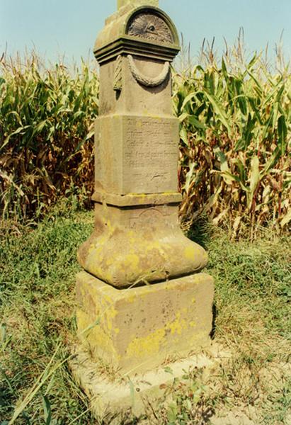 Croix de chemin (A), détail de la partie inférieure.