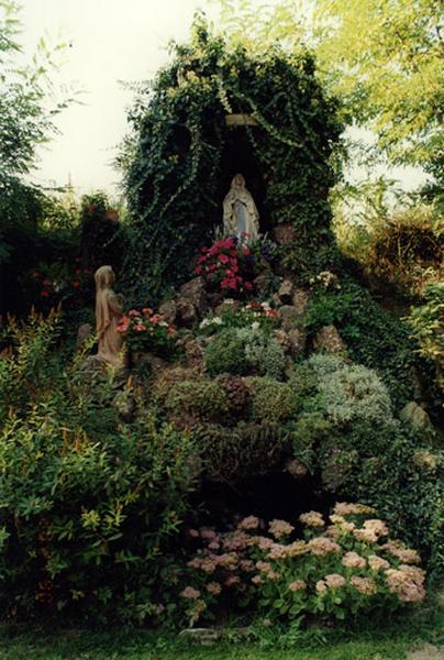 Grotte de Lourdes (B), rue des Jardins.