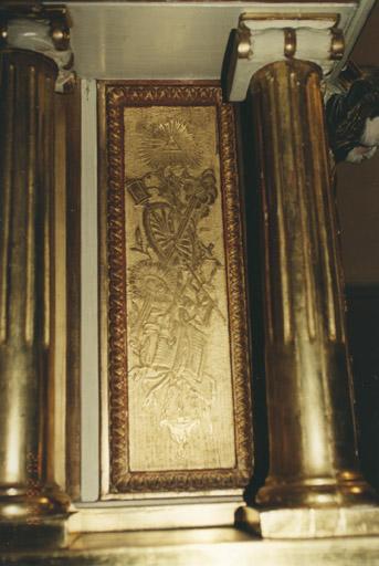 Face latérale du tabernacle : trophée liturgique.