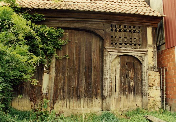 Ferme, 56 Grand'rue : portes charretière et piétonne sur la rue Haute, datées 1782.