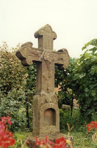 Croix de chemin (C), dans le jardin de la maison 89, rue de l'Eglise.
