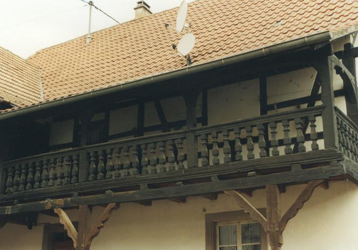 Mur-gouttereau du logis sur cour, coursière à l'étage.