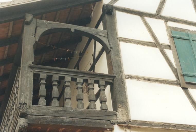 Logis, mur-gouttereau sur cour, détail de la coursière à l'étage.