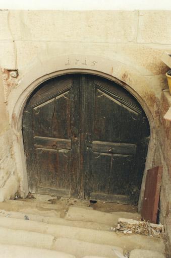Mur-gouttereau du logis sur cour : porte de cave datée 1715.