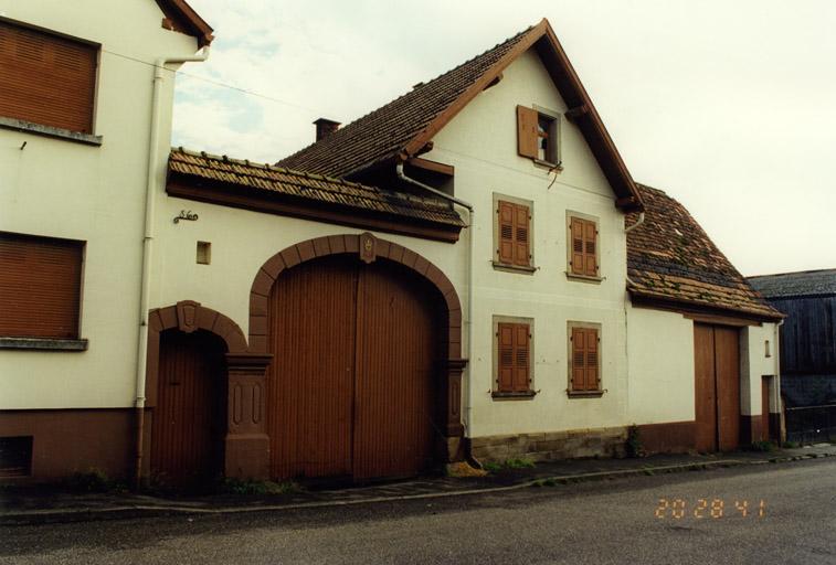Ferme, 56 Grand'rue, portes charretière et piétonne sur la Grand'rue, datées 1758.