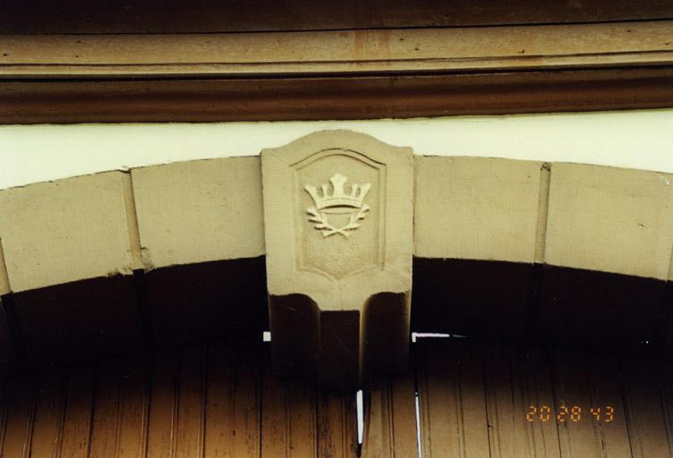 Ferme, 56 Grand'rue : clé de cintre de la porte charretière, sculptée d'une couronne.